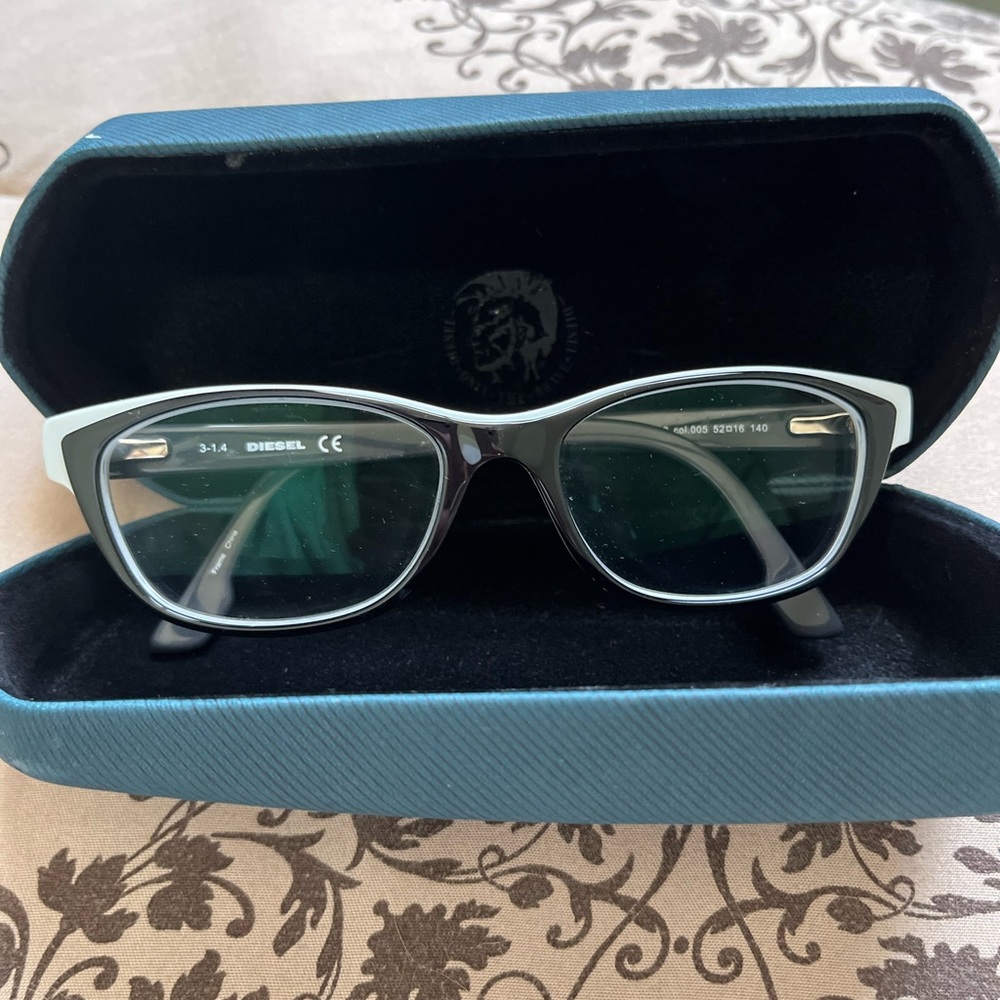 Women’s DL 5012  Black and white diesel frame